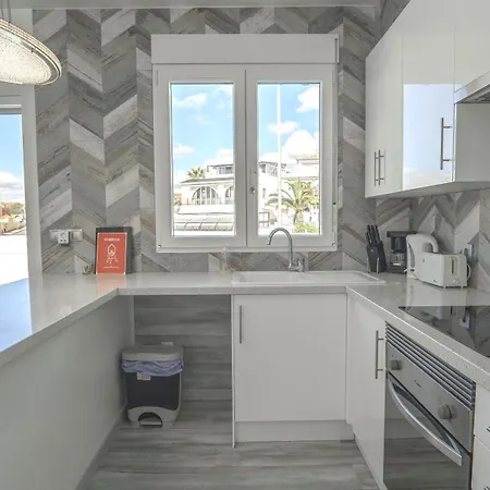 Villa Modern Detached 4 Bed 3 Bath With Private Pool Close To Amenities *