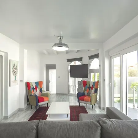 Modern Detached 4 Bed 3 Bath With Private Pool Close To Amenities