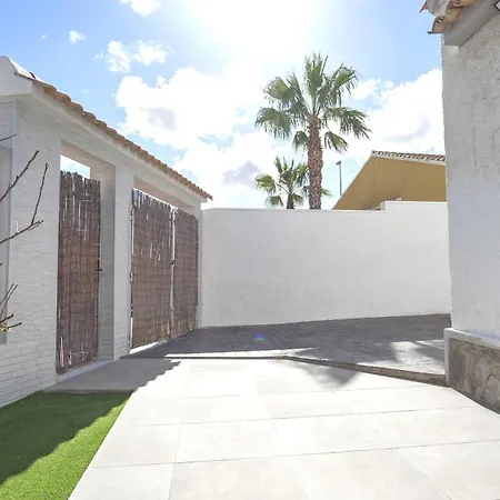Villa Modern Detached 4 Bed 3 Bath With Private Pool Close To Amenities