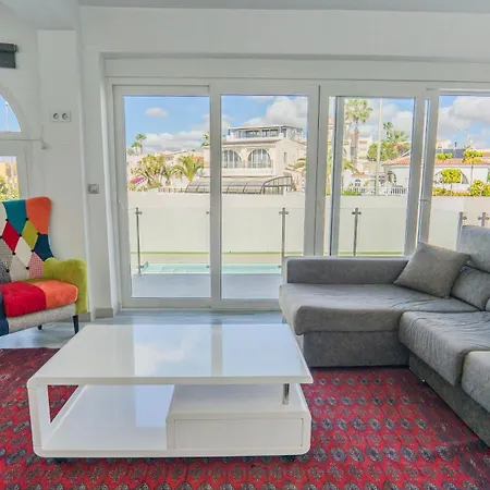 Villa Modern Detached 4 Bed 3 Bath With Private Pool Close To Amenities *