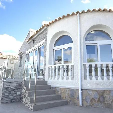 Modern Detached 4 Bed 3 Bath With Private Pool Close To Amenities Villa *