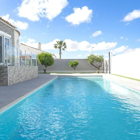Villa Modern Detached 4 Bed 3 Bath With Private Pool Close To Amenities *