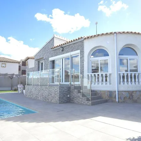 Modern Detached 4 Bed 3 Bath With Private Pool Close To Amenities *