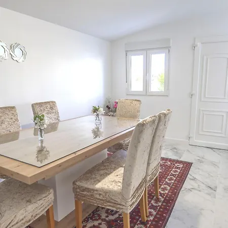 Villa Modern Detached 4 Bed 3 Bath With Private Pool Close To Amenities