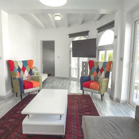 Modern Detached 4 Bed 3 Bath With Private Pool Close To Amenities Villa *