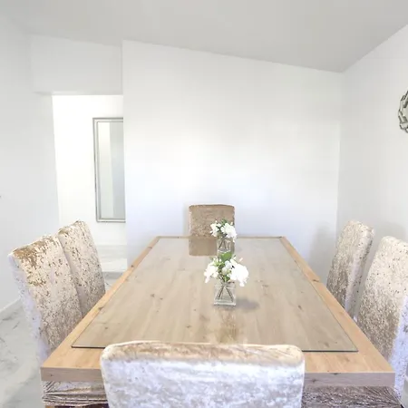Villa Modern Detached 4 Bed 3 Bath With Private Pool Close To Amenities