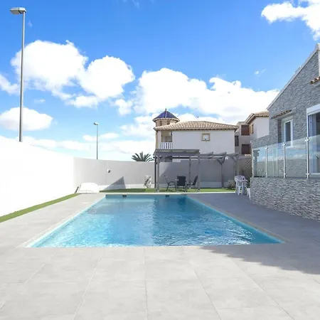 Modern Detached 4 Bed 3 Bath With Private Pool Close To Amenities *