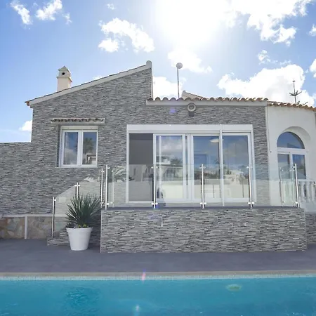 Villa Modern Detached 4 Bed 3 Bath With Private Pool Close To Amenities