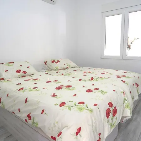 Modern Detached 4 Bed 3 Bath With Private Pool Close To Amenities Villa
