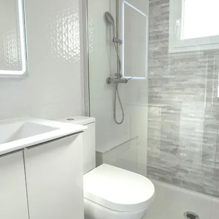 Modern Detached 4 Bed 3 Bath With Private Pool Close To Amenities *